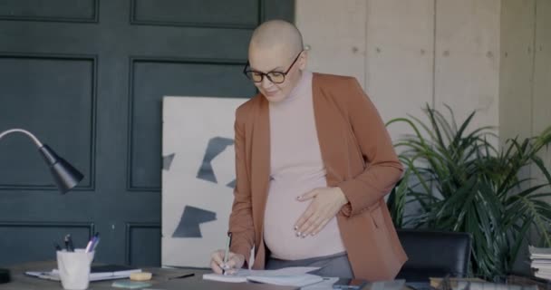 Portret Van Een Zwangere Kantoormedewerker Die Schrijft Het Notebook Denken — Stockvideo