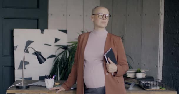 Portrait Ralenti Une Ambitieuse Femme Affaires Enceinte Debout Dans Bureau — Video