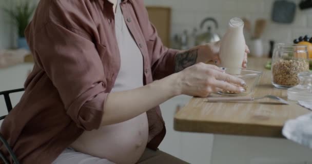 Zbliżenie Przyszłą Matkę Jedzącą Musli Mlekiem Cieszącym Się Zdrowym Posiłkiem — Wideo stockowe