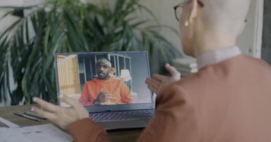 İş adamı ve kadın laptopla online video görüşmesi yapıyor. Ofisteki sanal toplantıda iş konuşuyorlar. İletişim ve iş konsepti.