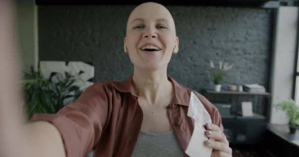 Portrait Une Femme Enceinte Joyeuse Portant Des Écouteurs Sans Fil — Video