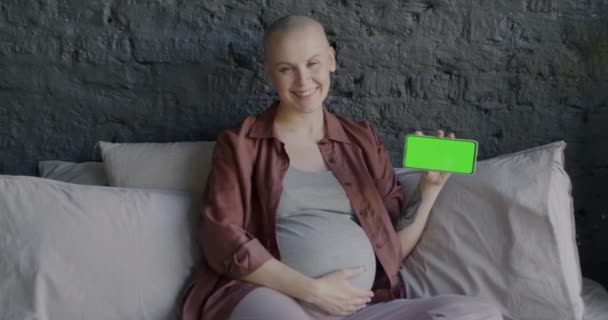 Slow Motion Portret Wesołej Kobiety Ciąży Przyszła Matka Pokazując Smartfon — Wideo stockowe