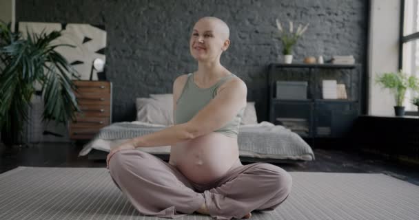Zpomalený Portrét Sportovní Těhotné Ženy Která Doma Cvičí Jógu Aby — Stock video