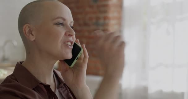 Mouvement Lent Jeune Femme Joyeuse Parlant Sur Téléphone Portable Riant — Video