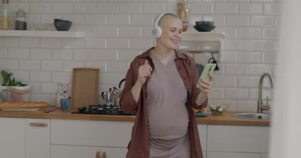 Femme Enceinte Insouciante Écoutant Musique Avec Écouteurs Dansant Aide Smartphone — Video