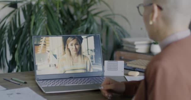Colegas Empresas Conversando Durante Videochamada Usando Experiência Compartilhamento Laptop Line — Vídeo de Stock