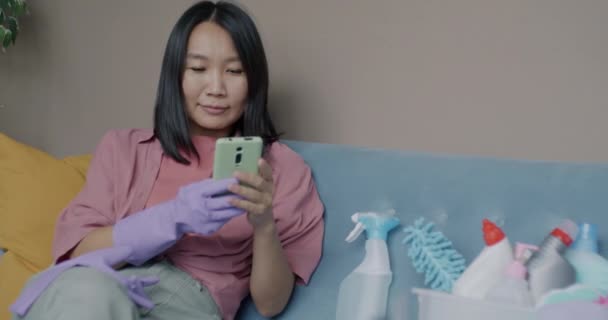Jeune Femme Asiatique Utilisant Smartphone Textos Portant Des Gants Caoutchouc — Video