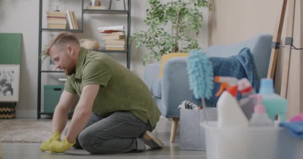 Cara Exausta Usando Luvas Borracha Lavando Chão Com Pano Molhado — Vídeo de Stock
