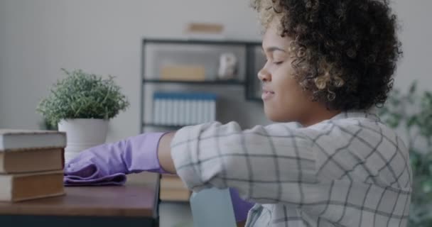 Afroamerykanka Spryskująca Detergentem Wycierająca Meble Mokrą Szmatką Skoncentrowała Się Sprzątaniu — Wideo stockowe