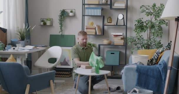 쓰레기 플라스틱 상자와 쓰레기 봉투에 젊은이 아파트에서 창업자 라이프스타일 — 비디오