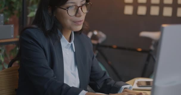 Orta Doğulu Kadınının Geceleri Karanlık Ofiste Çalışan Dizüstü Bilgisayarlı Portresi — Stok video