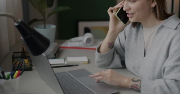 Női Vállalkozó Otthonról Beszél Mobiltelefonon Gépel Laptoppal Szakmai Kommunikáció Üzleti — Stock videók