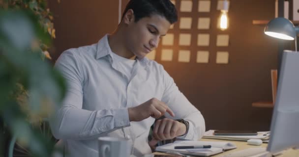 Orta Doğulu Adam Akşamları Ofiste Modern Aletler Kullanarak Ekranlara Dokunuyor — Stok video