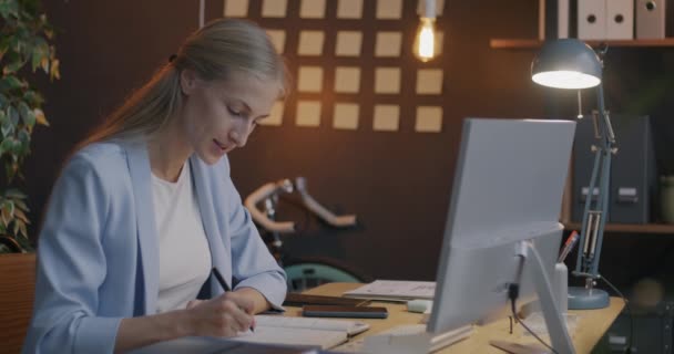 Sikeres Üzletasszony Portréja Amint Jelentést Számítógép Képernyőjéről Majd Kamerába Fordul — Stock videók
