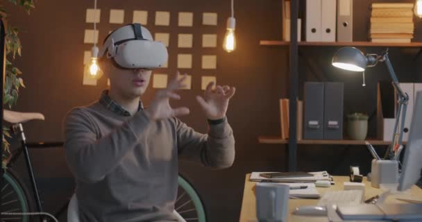 Empleado Despreocupado Usando Gafas Realidad Virtual Con Auriculares Relajantes Oficina — Vídeo de stock