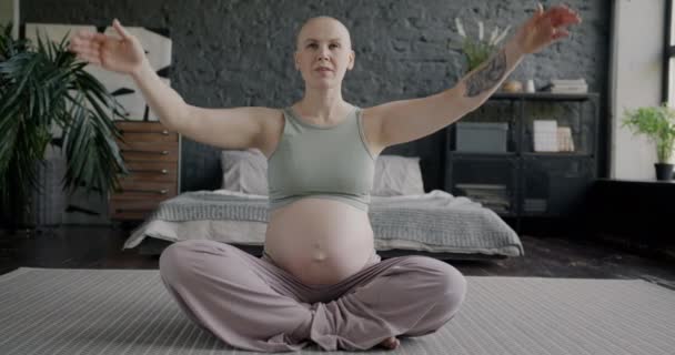 Slow Motion Portret Van Vrolijke Zwangere Dame Mediteren Zitten Lotus — Stockvideo