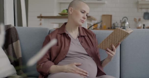Slow Motion Vacker Gravid Kvinna Läser Bok Rörande Magen Och — Stockvideo
