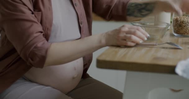Zbliżenie Kobiety Ciąży Jedzącej Śniadanie Jedzącej Granolę Delektującej Się Zdrowym — Wideo stockowe