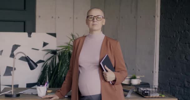 Portrait Ralenti Une Femme Affaires Enceinte Confiante Debout Dans Une — Video