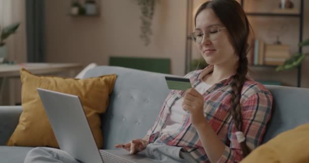 Веселая Молодая Женщина Делает Покупки Интернет Магазине Помощью Ноутбука Расплачиваясь — стоковое видео
