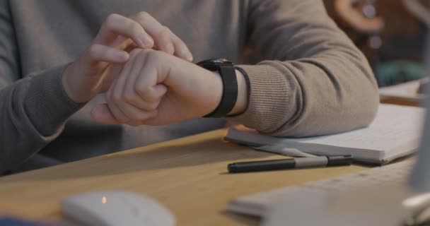 Close Van Mannelijke Hand Met Behulp Van Moderne Touchscreen Smart — Stockvideo