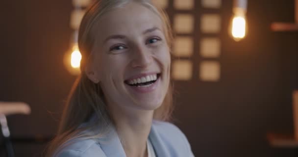Portret Radosnej Młodej Bizneswoman Śmiejącej Się Patrząc Kamerę Bawiącej Się — Wideo stockowe