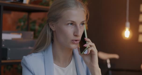 Pewna Siebie Bizneswoman Rozmawiająca Przez Telefon Komórkowy Omawiająca Pracę Oświetlonym — Wideo stockowe
