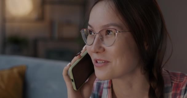 Zbliżenie Portret Wesołej Młodej Kobiety Rozmawiającej Przez Telefon Komórkowy Uśmiechającej — Wideo stockowe