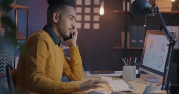 Úspěšný Arabský Podnikatel Mluví Mobilním Telefonu Večer Dívá Grafy Obrazovce — Stock video