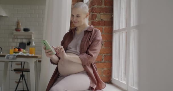Alegre Señora Embarazada Deslizando Pantalla Del Teléfono Inteligente Utilizando Dispositivo — Vídeos de Stock