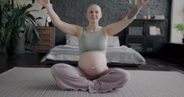 Egy Egészséges Terhes Portréja Aki Jógázik Meditál Padlón Ülve Lótuszpozícióban — Stock videók
