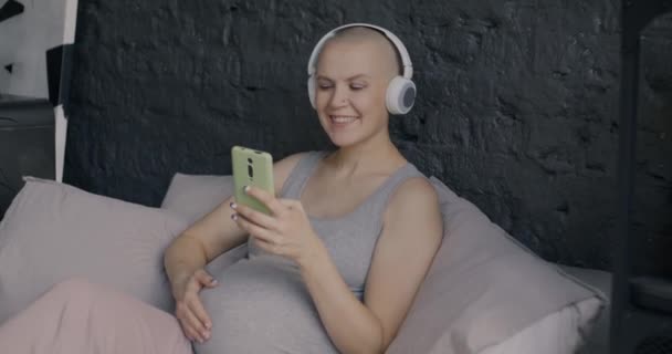 Медленное Движение Счастливой Беременной Женщины Слушающей Музыку Через Наушники Использующей — стоковое видео