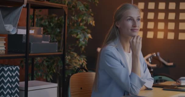 Gondolkodó Üzletasszony Lassú Mozgása Majd Gépelés Irodai Számítógéppel Éjszaka Problémamegoldás — Stock videók