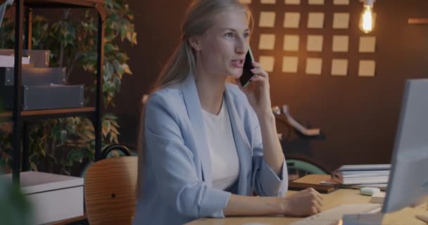 Pewna Siebie Bizneswoman Rozmawiająca Przez Telefon Komórkowy Śmiejąca Się Patrząc — Wideo stockowe
