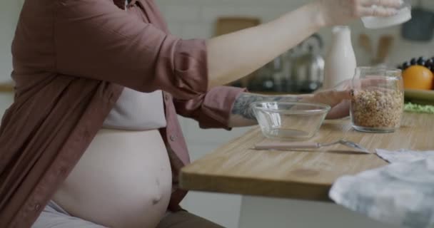 Close Esperar Mãe Comer Muesli Café Manhã Saudável Desfrutar Alimentos — Vídeo de Stock