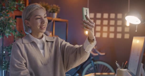 Glada Affärskvinna Gör Online Videosamtal Med Smartphone Chatta Virtuellt Möte — Stockvideo