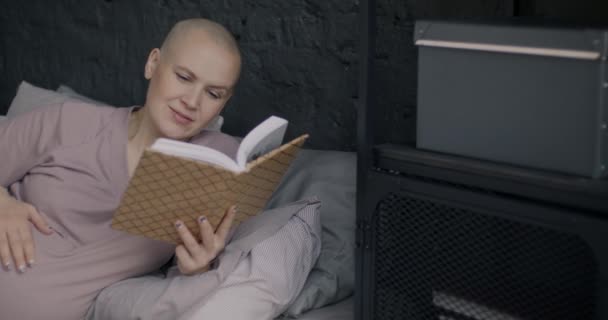 Расслабленная Беременная Женщина Ожидает Мама Будет Читать Книгу Лежащую Постели — стоковое видео