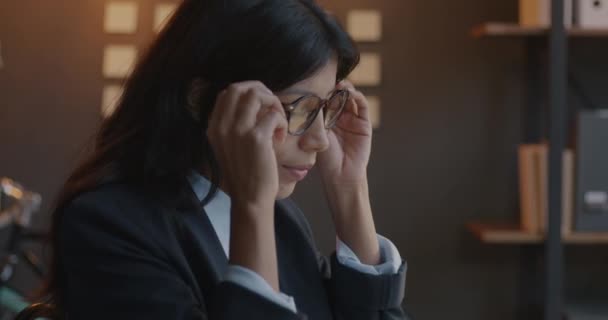 Portræt Mellemøstlig Forretningskvinde Henvender Sig Til Kamera Der Tager Briller – Stock-video