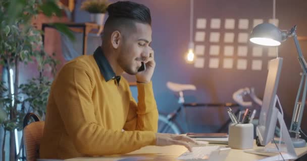 Veselý Arabský Podnikatel Mluví Mobilním Telefonu Telefonuje Večer Pracuje Počítačem — Stock video