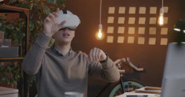 Neşeli girişimci, mesai molasında el sıkışırken artırılmış gerçeklik gözlüğü kullanıyor. Oyun ekipmanları ve işyeri konsepti.