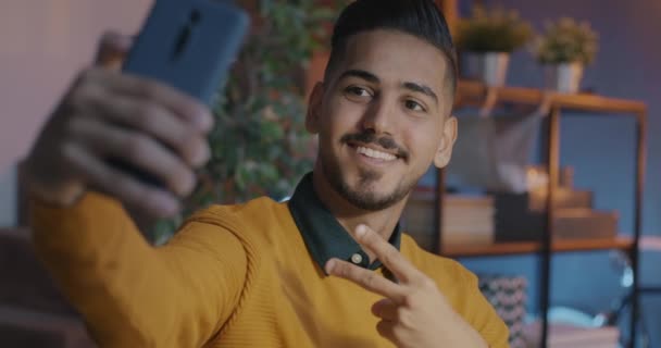 Cámara Lenta Del Hombre Alegre Oriente Medio Tomando Selfie Posando — Vídeos de Stock