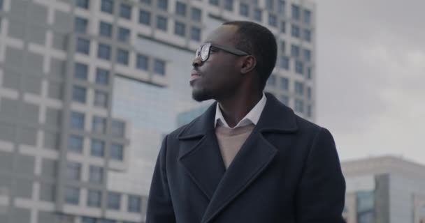 Zpomalený Portrét Ambiciózního Afroamerického Podnikatele Ukazujícího Moderní Městské Ulici Gesto — Stock video
