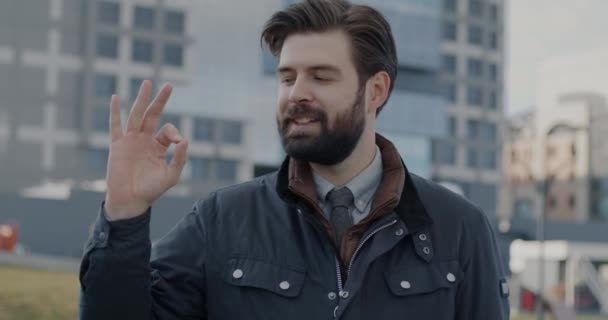 Повільний Портрет Щасливого Молодого Чоловіка Показує Жест Гарячої Руки Виражає — стокове відео
