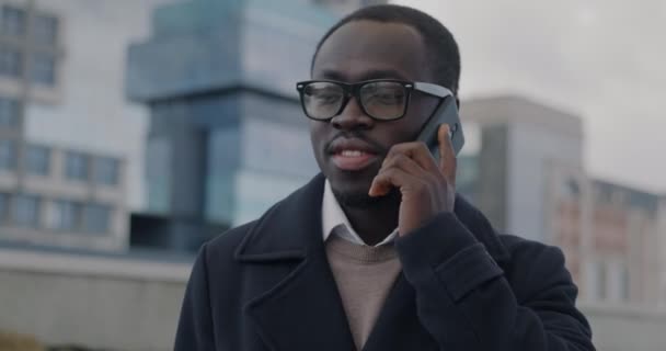 Доллі Застрелив Амбітного Афроамериканця Який Спілкувався Мобільному Телефону Обговорюючи Ділові — стокове відео