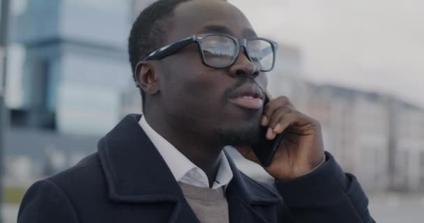 Adamı Afrikalı Amerikalı Bir Adam Cep Telefonu Tutuyor Profesyonel Işbirliği — Stok video