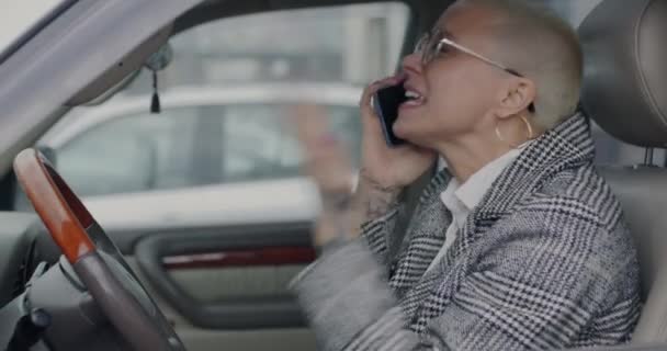 Arg Affärskvinna Skriker Mobiltelefon Sitter Bilen Och Uttrycker Negativa Känslor — Stockvideo
