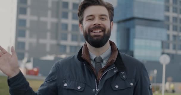 Şehir Caddesinde Sallayan Gülümseyen Neşeli Genç Adamın Yavaş Çekim Portresi — Stok video