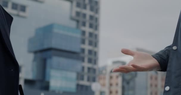 Großaufnahme Männlicher Hände Beim Händeschütteln Einer Modernen Großstadt Vereinbarung Und — Stockvideo