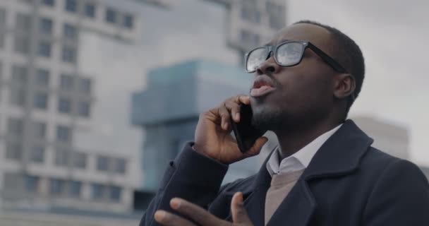 Retrato Empresário Afro Americano Sucesso Falando Celular Rua Moderna Cidade — Vídeo de Stock