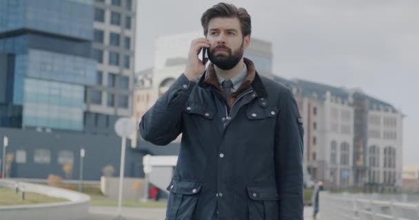 Adamının Portresi Cep Telefonuyla Konuşuyor Şehir Caddesinde Durmuş Konuşuyor Akıllı — Stok video